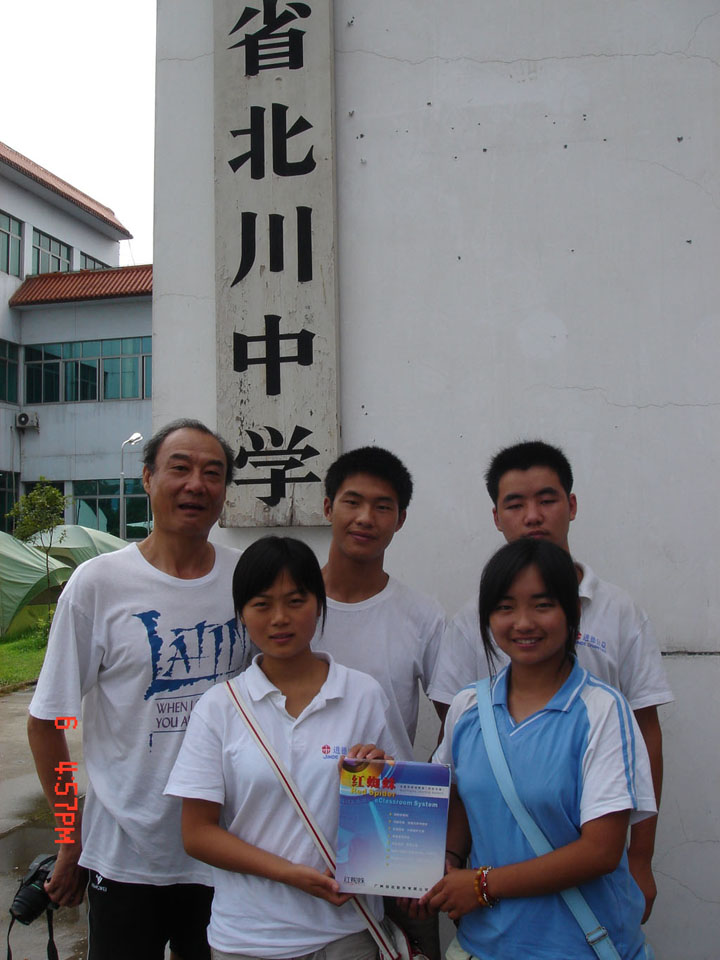志愿者胡向云老師和北川中學的學生